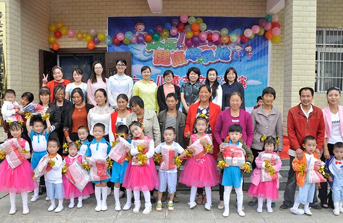 1 圖二：省政協(xié)機(jī)關(guān)“愛(ài)心媽媽”團(tuán)隊(duì)與高橋村希望幼兒園小朋友合影。.jpg
