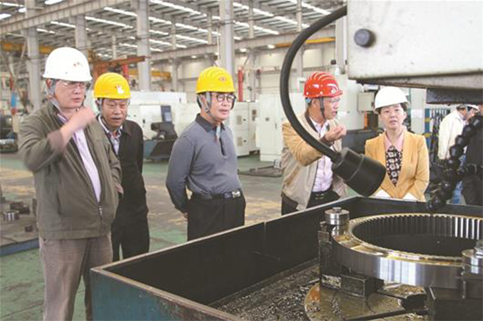 圖為： 2018年9月27日，省政協(xié)社會(huì)和法制委員會(huì)主任王鐵民率部分委員就“防范化解企業(yè)債務(wù)風(fēng)險(xiǎn)”在荊州市巨鯨傳動(dòng)機(jī)械有限公司調(diào)研。.jpg