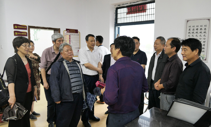 1558409538132796.jpg cc 3調(diào)研組在黃州區(qū)陳策樓鎮(zhèn)范家崗村實(shí)地調(diào)研.jpg