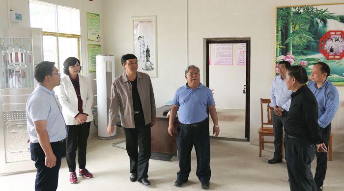 1558410271739802.jpg ff 6調(diào)研組在大悟縣紅畈村異地扶貧搬遷點(diǎn)實(shí)地調(diào)研.jpg