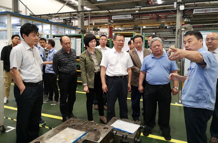 a  5月30日上午，省政協(xié)經(jīng)濟(jì)委調(diào)研組考察襄陽市中航精機(jī)航嘉麥格納工廠.jpg