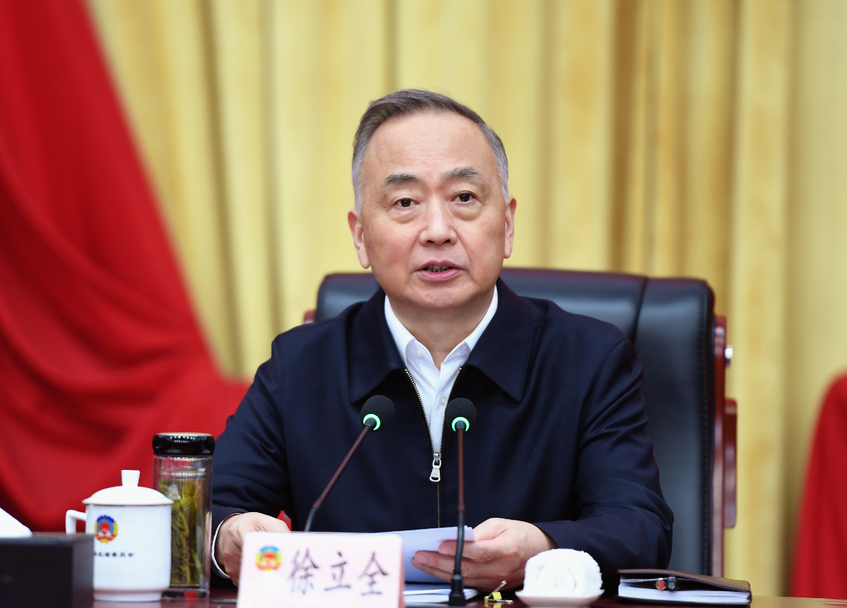 b2.省政協(xié)主席徐立全主持會(huì)議并講話。（張璨龍／攝）.jpg