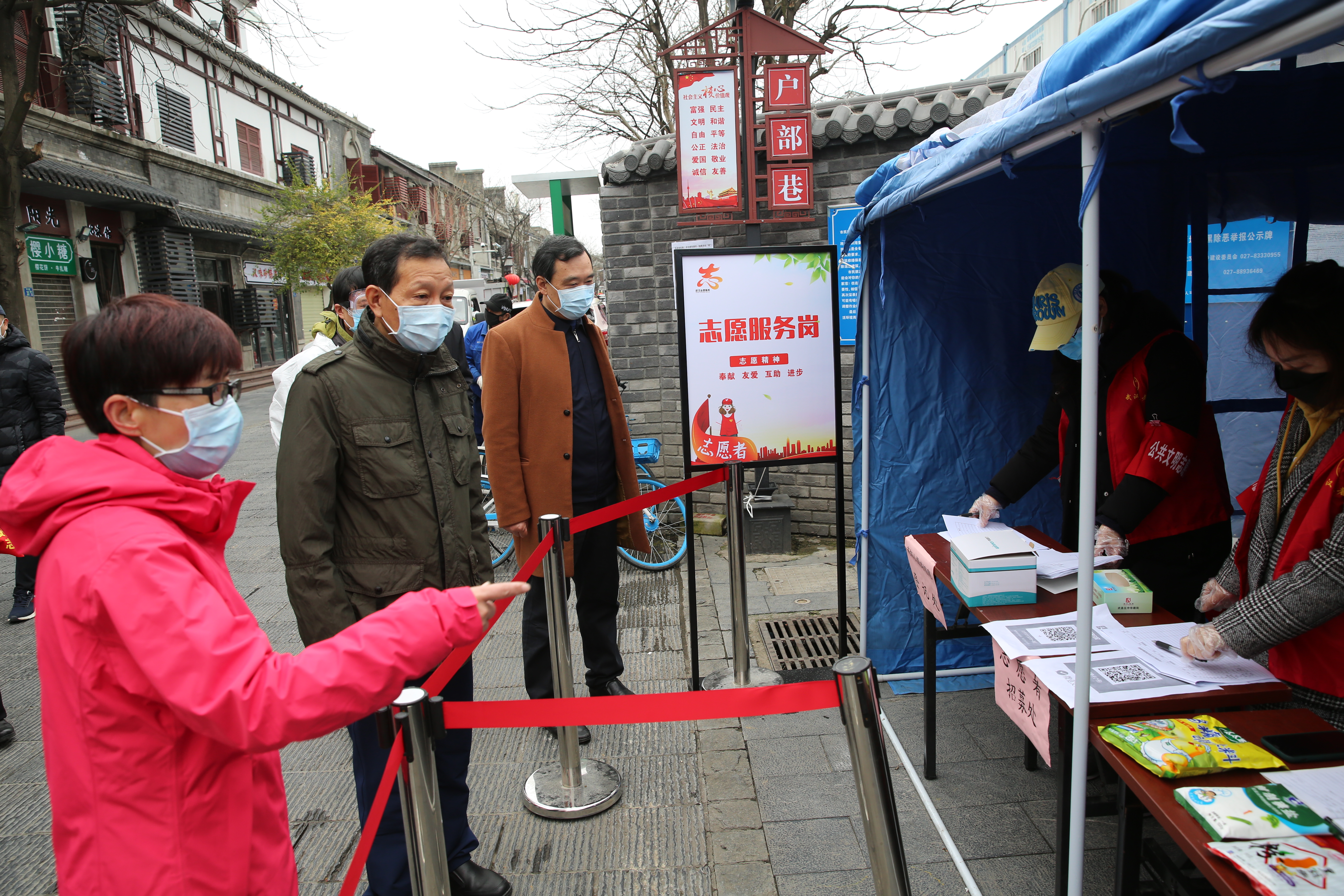 翟天山秘書長實(shí)地察看社區(qū)志愿者服務(wù)崗工作情況.jpg 翟天山秘書長實(shí)地察看社區(qū)志愿者服務(wù)崗工作情況.jpg