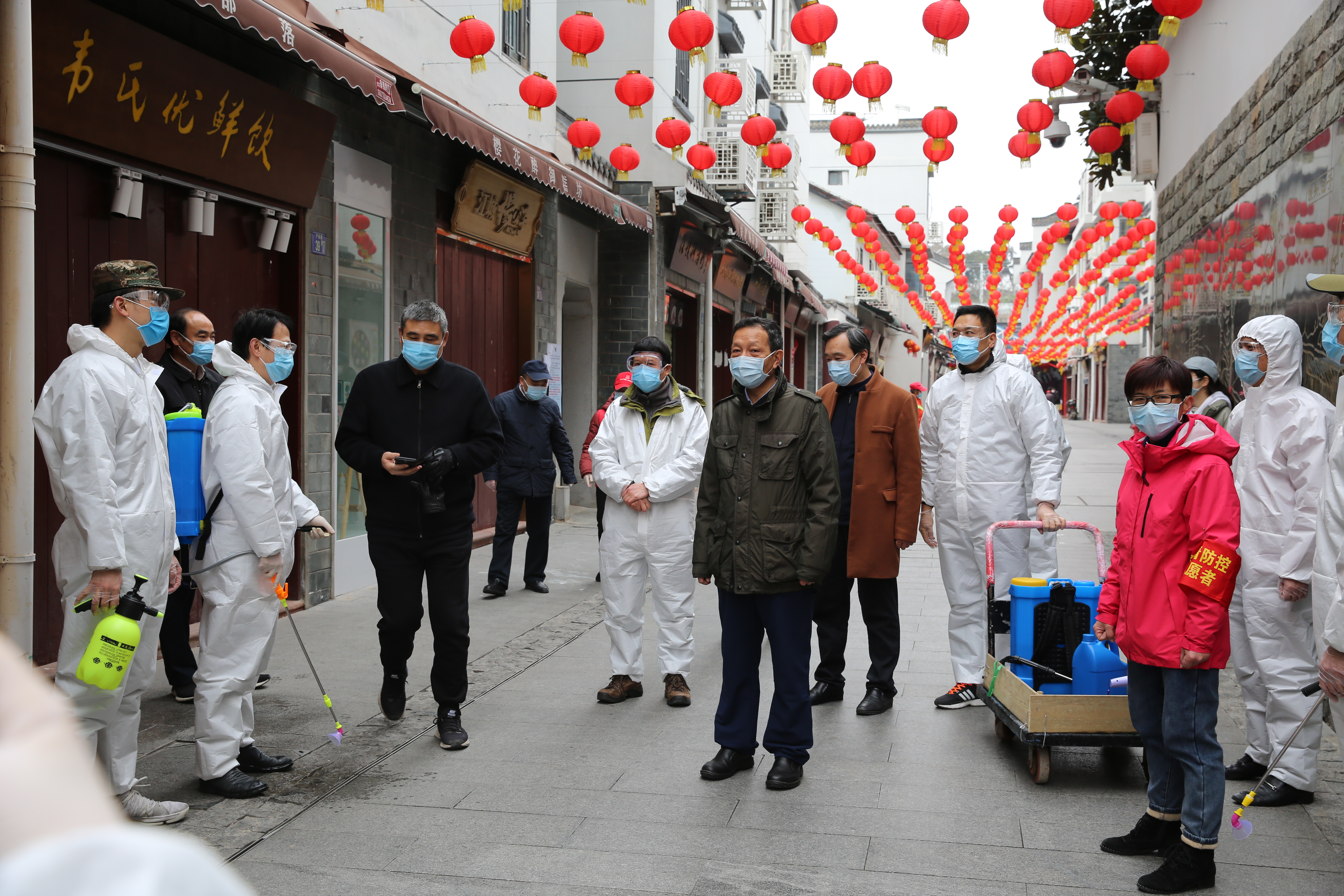 翟天山秘書長看望正在開展社區(qū)消殺的機(jī)關(guān)黨員干部.jpg 翟天山秘書長看望正在開展社區(qū)消殺的機(jī)關(guān)黨員干部.jpg