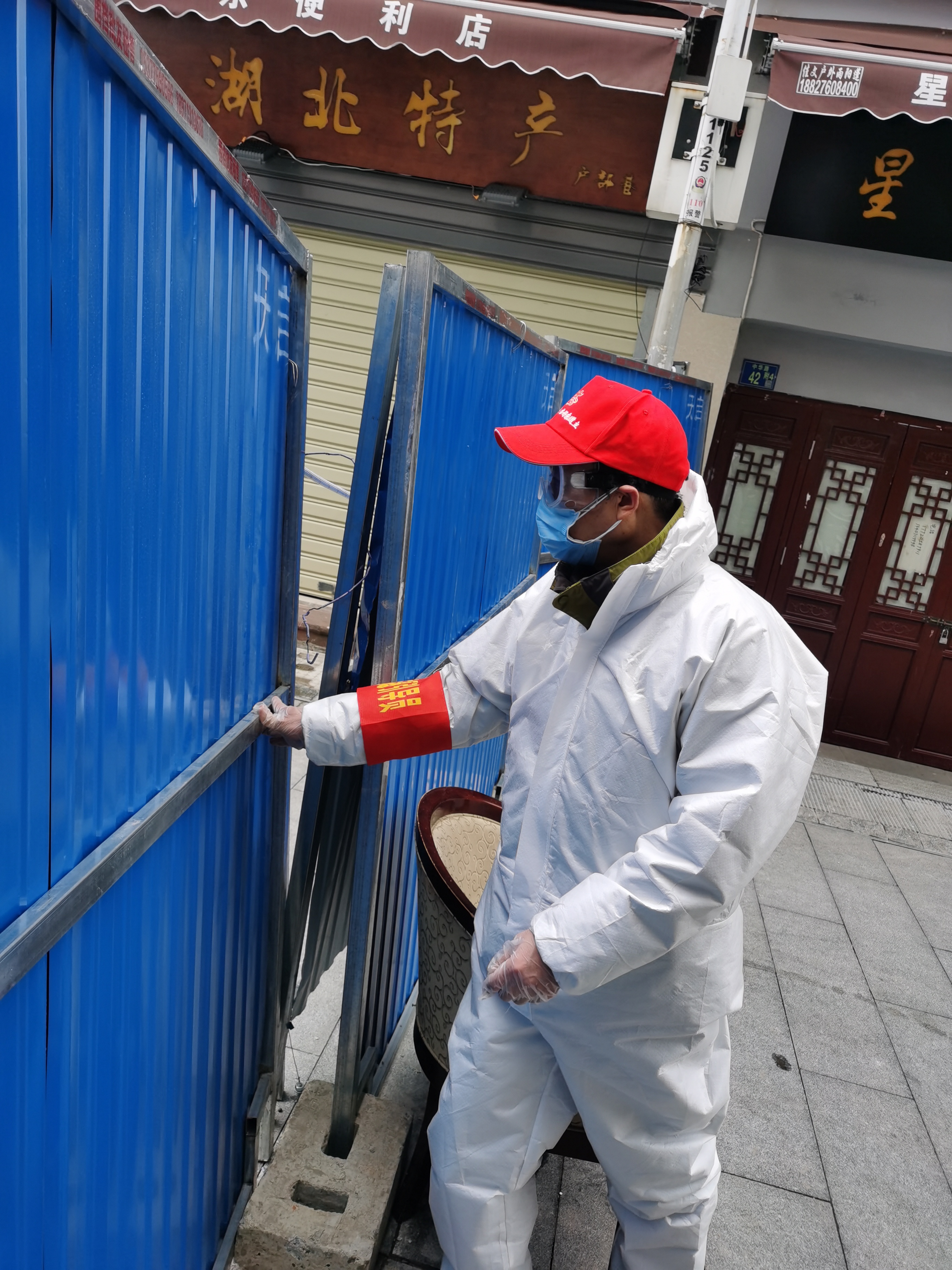 工作組在防空巡查中檢查圍擋狀況.jpg 工作組在防空巡查中檢查圍擋狀況.jpg