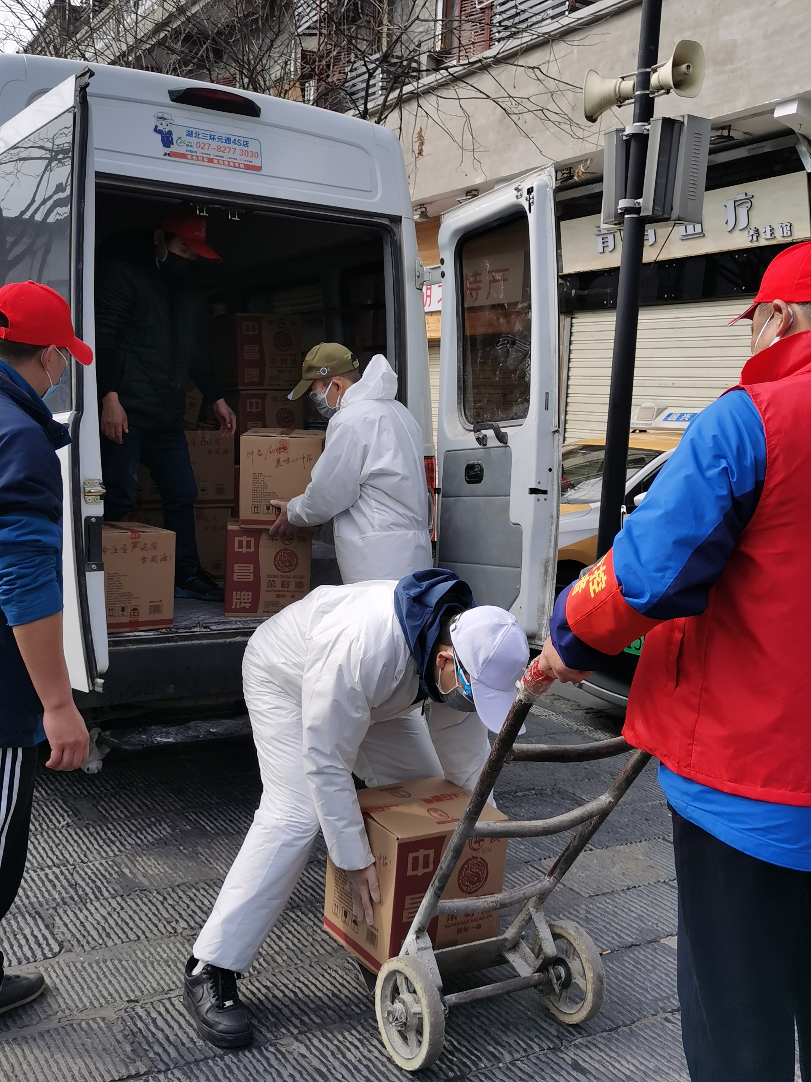 工作組幫助搬運食用油.jpg 工作組幫助搬運食用油.jpg