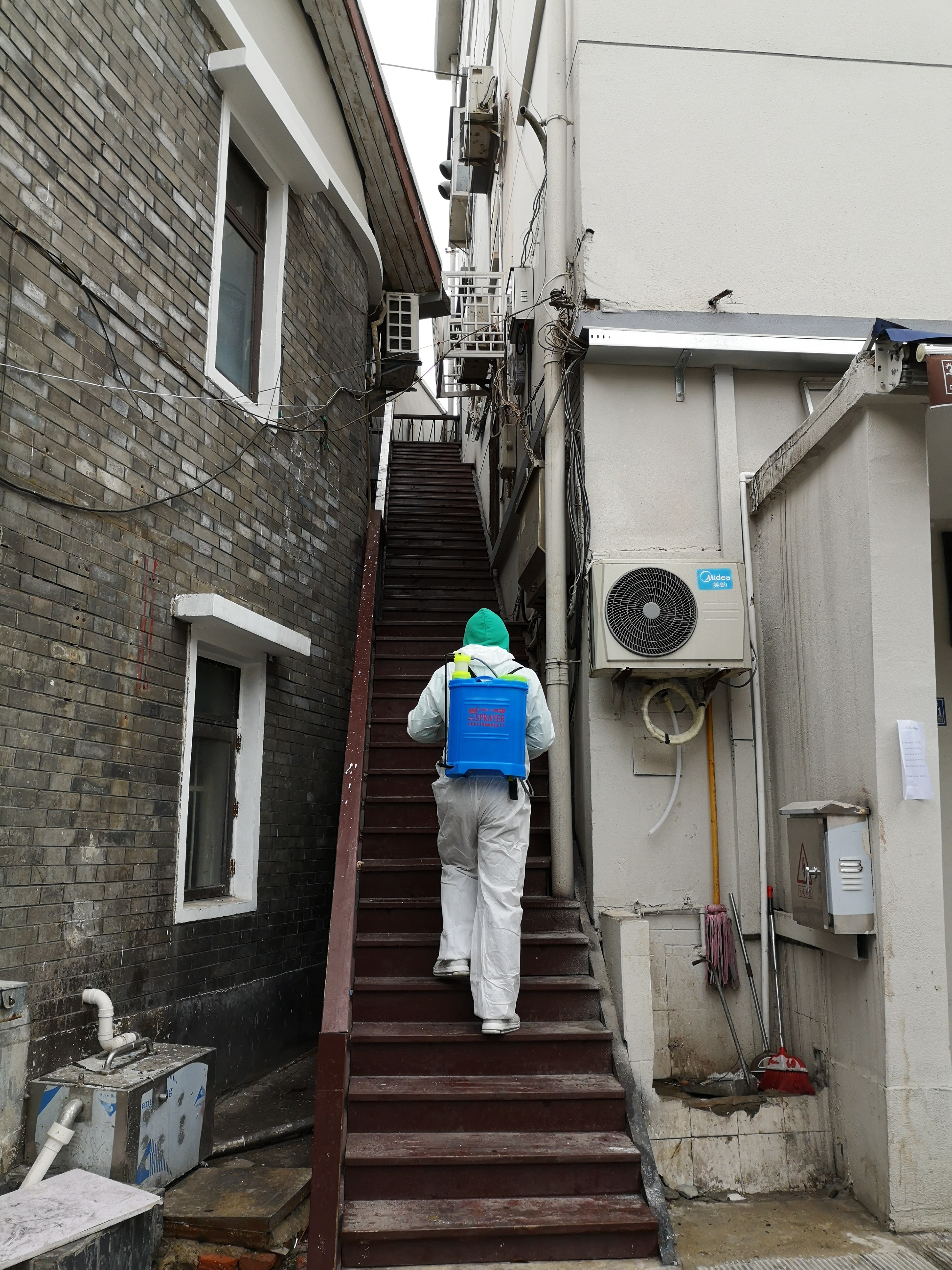 工作組給居民樓道消殺.jpg 工作組給居民樓道消殺.jpg