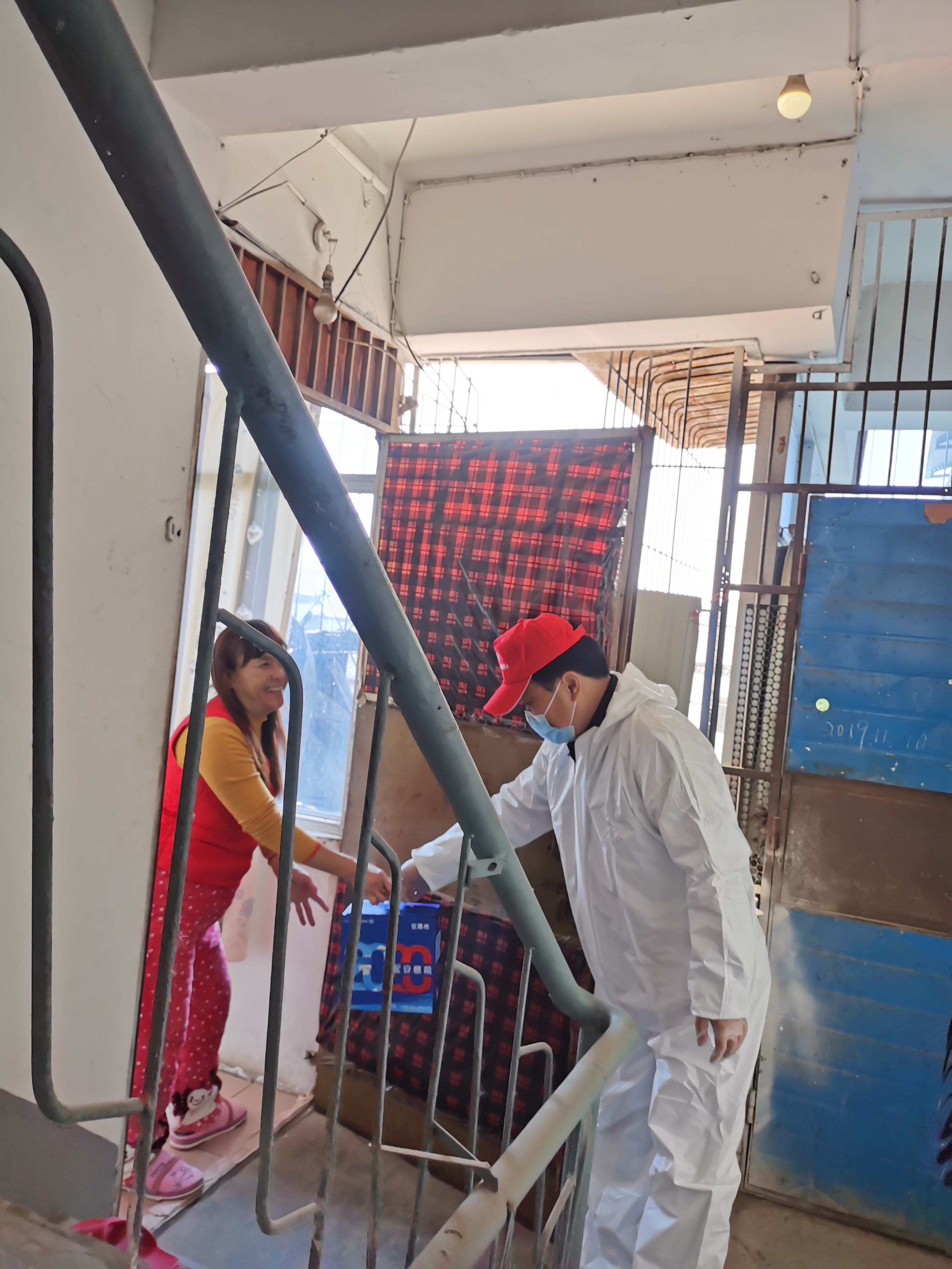 工作組將團購物資送到行動不便的居民家.jpg 工作組將團購物資送到行動不便的居民家.jpg