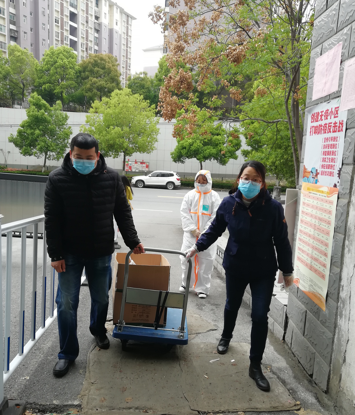 1974劉丹、謝姣云拉上小車(chē)去送藥（盧嘉莉 攝）a.jpg