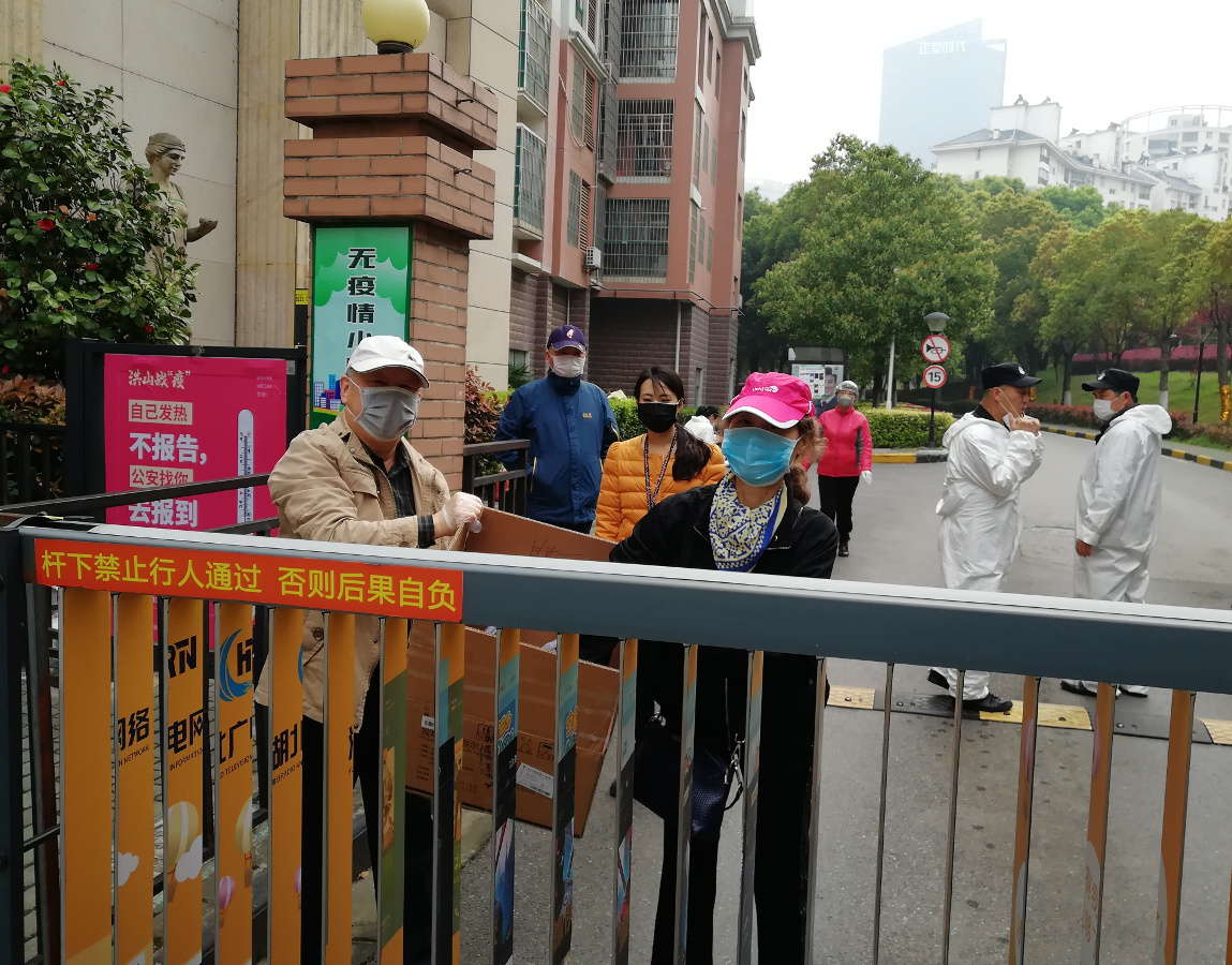 1783老黨員呂衛(wèi)虹、王翠霞主動(dòng)帶頭身體力行（盧嘉莉 攝）a.jpg