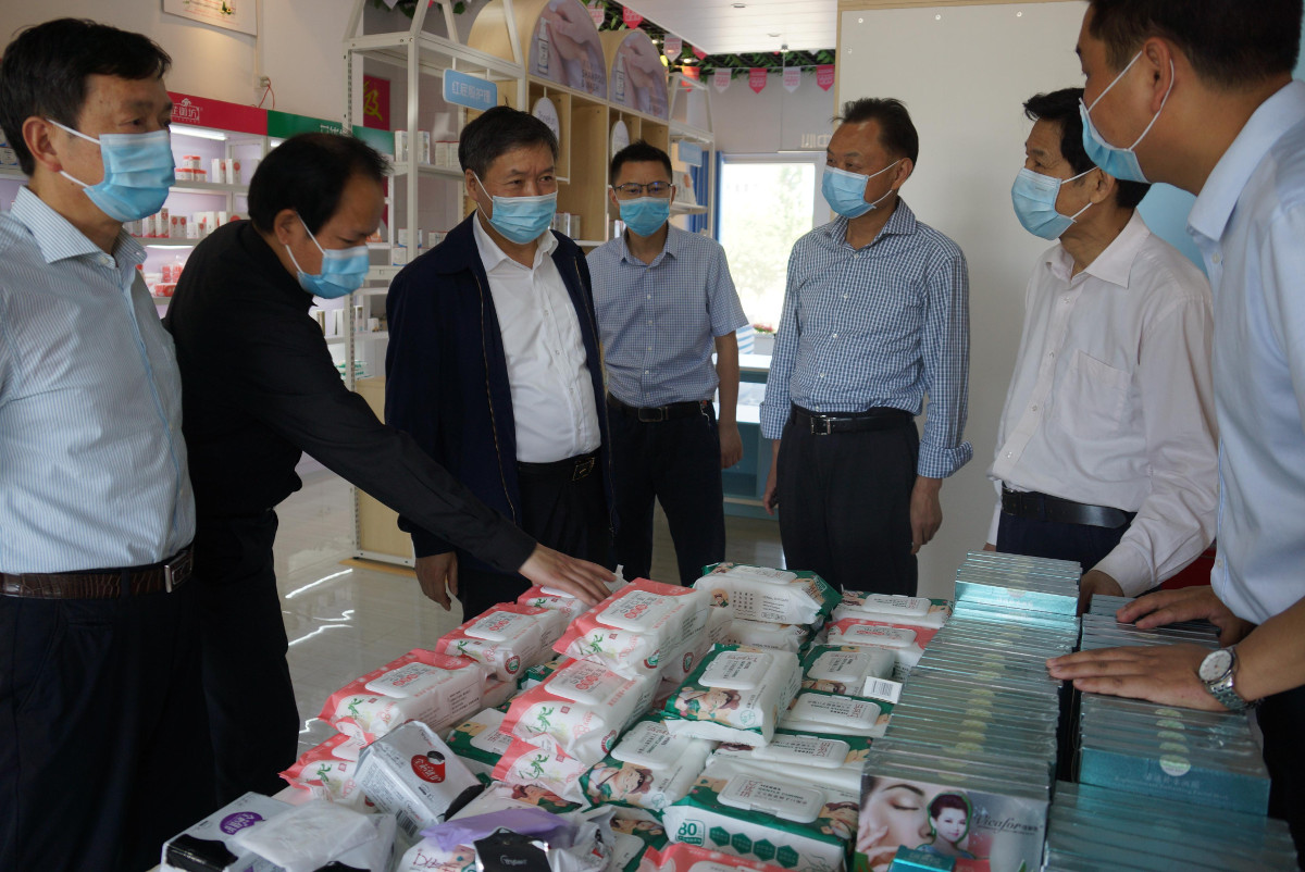 調(diào)研組一行在妍妝實業(yè)實地考察.jpg 調(diào)研組一行在妍妝實業(yè)實地考察.jpg