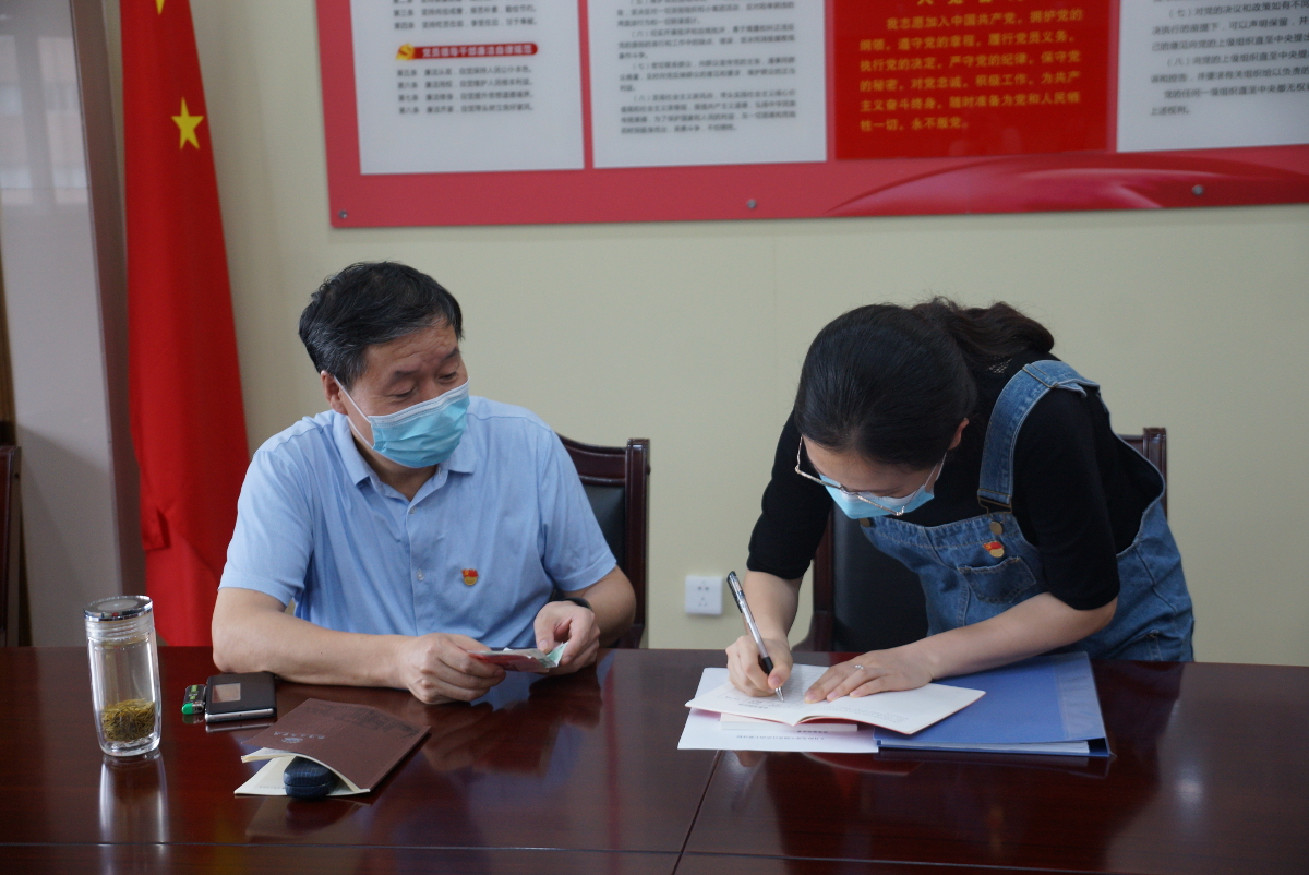 A1.支部黨員現(xiàn)場交納黨費.jpg A1.支部黨員現(xiàn)場交納黨費.jpg