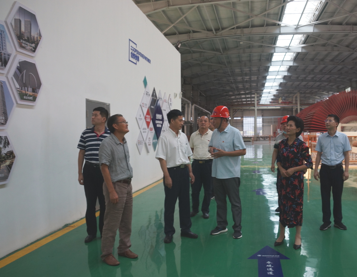 8月24日下午調(diào)研組在公安縣萬(wàn)華禾香板業(yè)考察.jpg