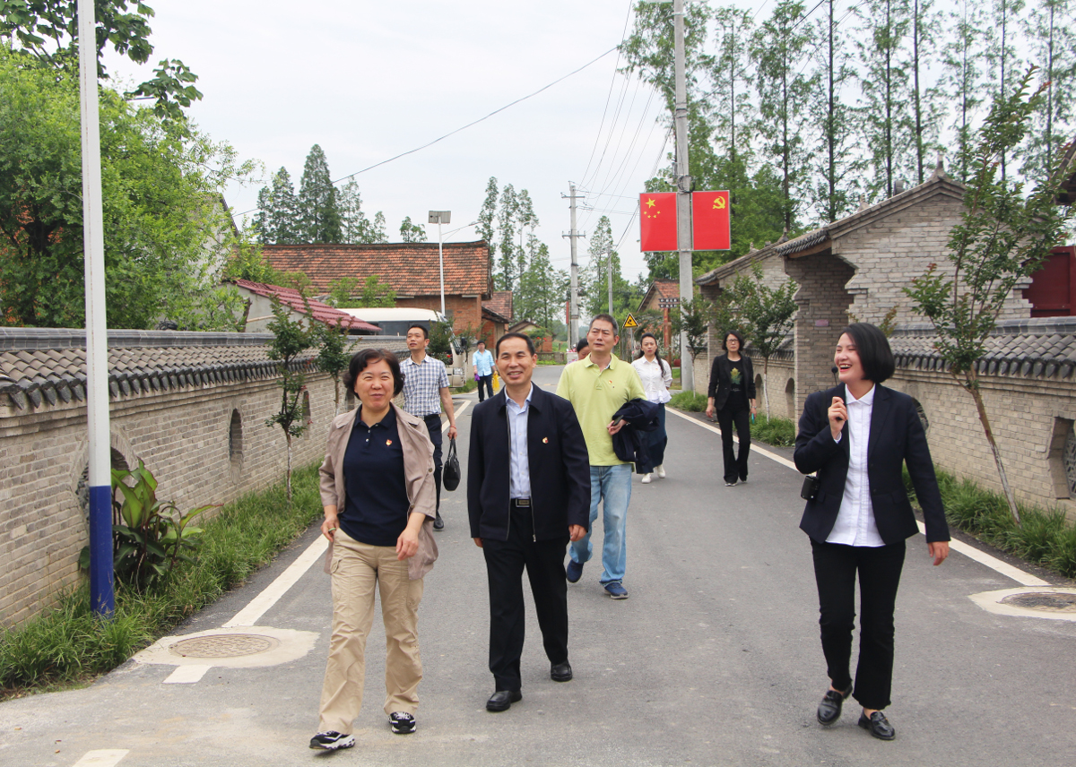 5月21日，省政協(xié)辦公廳文書處黨支部在大柴湖移民搬遷體驗園實地考察.jpg