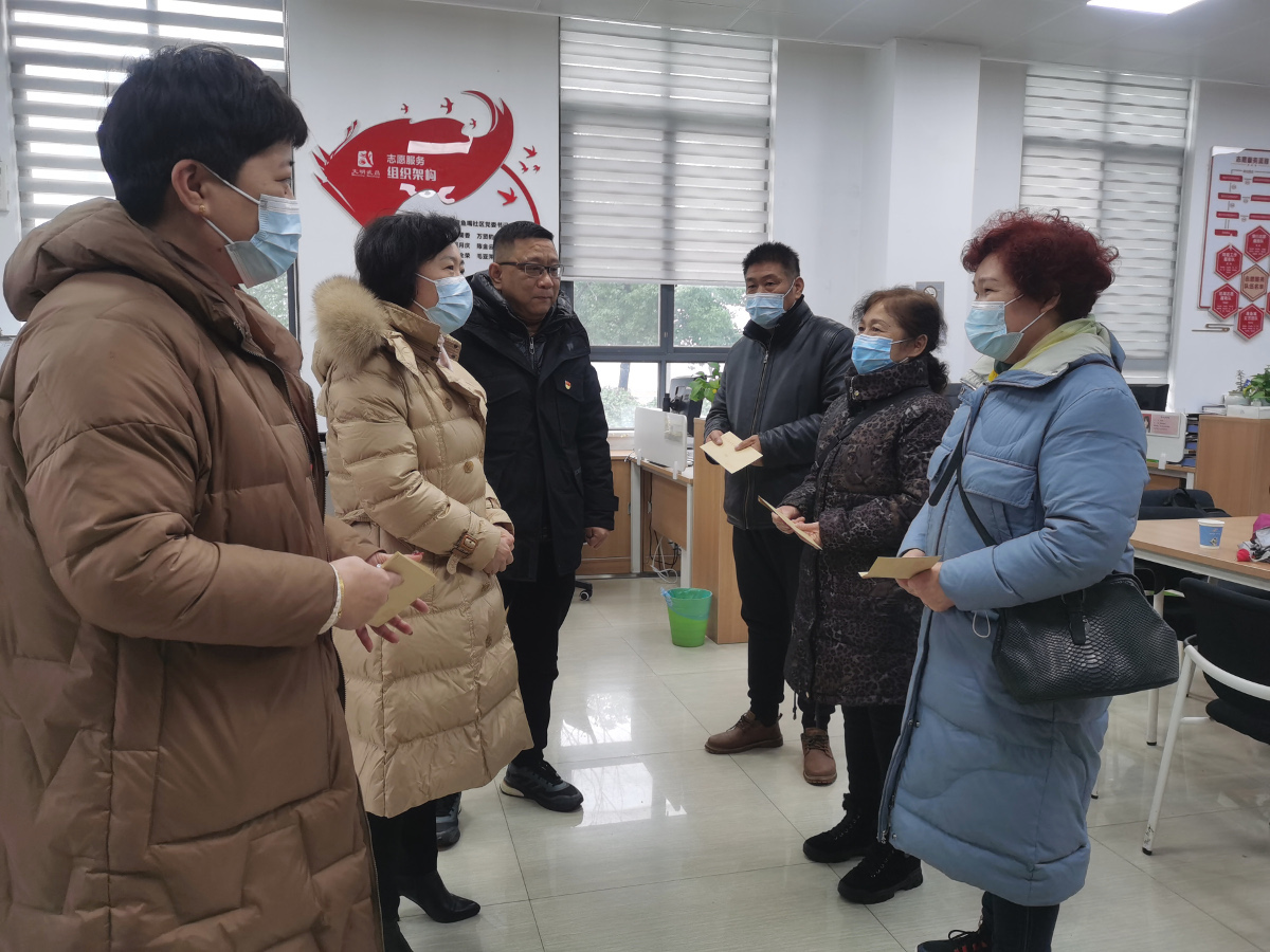 1劉麗瓊同志一行在青魚嘴社區(qū)慰問困難群眾.jpg 1劉麗瓊同志一行在青魚嘴社區(qū)慰問困難群眾.jpg