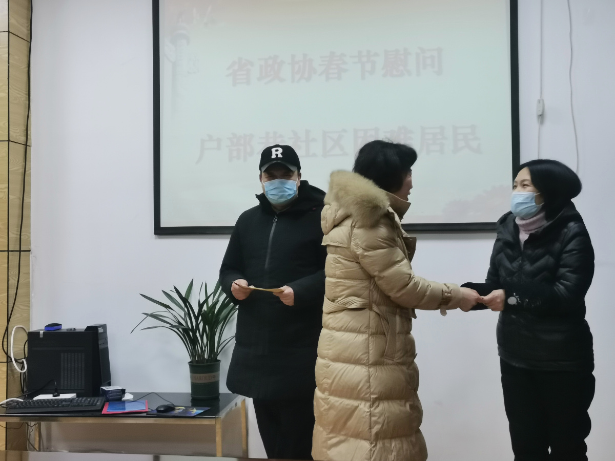 2劉麗瓊同志一行在戶部巷社區(qū)慰問困難群眾.jpg 2劉麗瓊同志一行在戶部巷社區(qū)慰問困難群眾.jpg