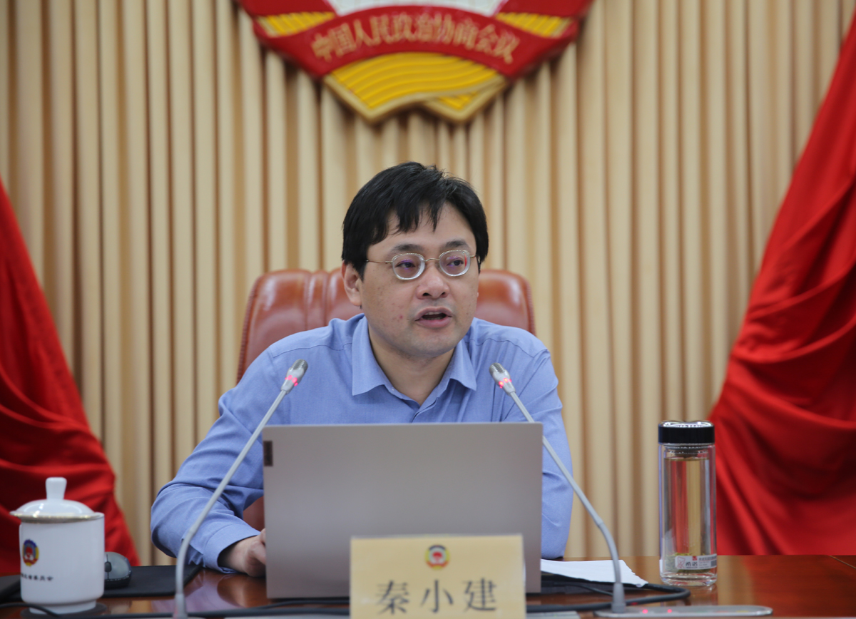 2  中南財(cái)經(jīng)政法大學(xué)法學(xué)院教授、博士生導(dǎo)師秦小建作專題輔導(dǎo).JPG