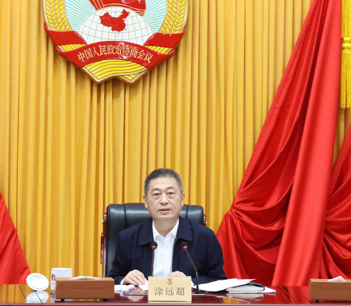 2____省政協(xié)黨組成員、秘書長、機關(guān)黨組書記涂遠超主持會議并講話.JPG
