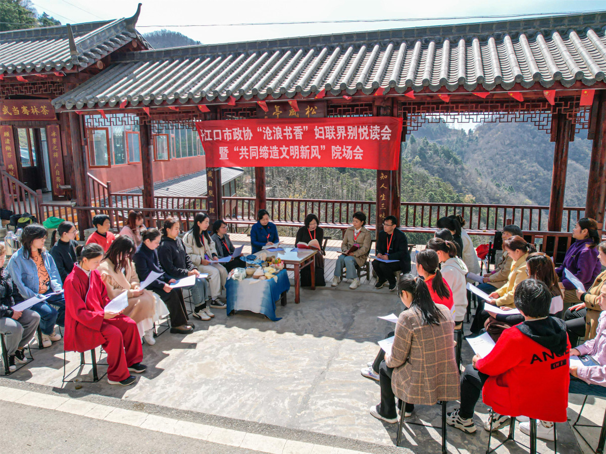 圖3:以豐富多彩的讀書活動(dòng)不斷增強(qiáng)“書香政協(xié)”外溢效應(yīng).jpg 圖3:以豐富多彩的讀書活動(dòng)不斷增強(qiáng)“書香政協(xié)”外溢效應(yīng).jpg