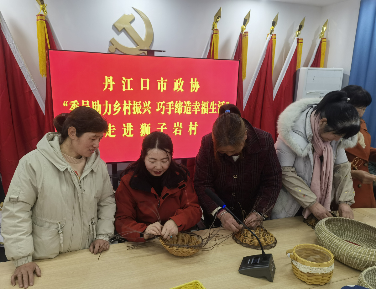 3.4 市政協(xié)在三官殿街道獅子巖村開展“委員助力鄉(xiāng)村振興 巧手締造幸福生活”活動(dòng)1.jpg 3.4 市政協(xié)在三官殿街道獅子巖村開展“委員助力鄉(xiāng)村振興 巧手締造幸福生活”活動(dòng)1.jpg