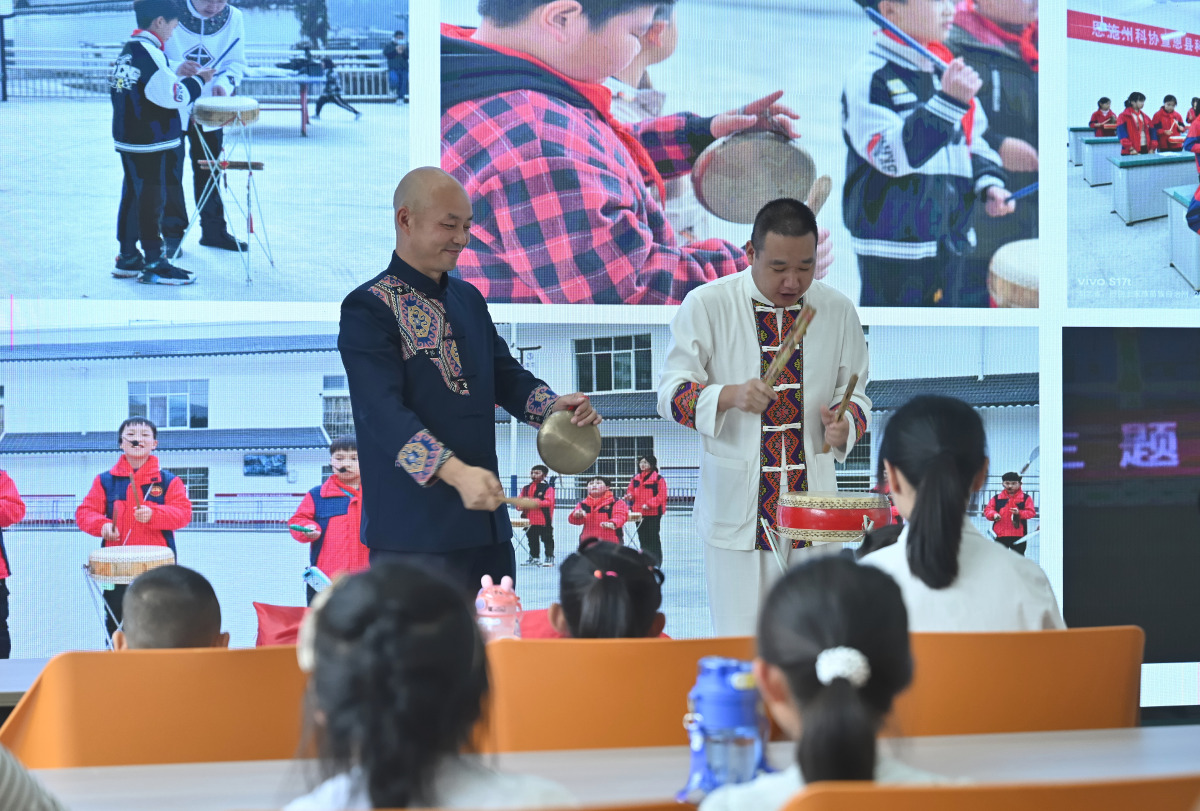 圖為開(kāi)班式上，縣非遺傳承人給孩子們展示國(guó)家級(jí)非遺項(xiàng)目三棒鼓。 (1).JPG