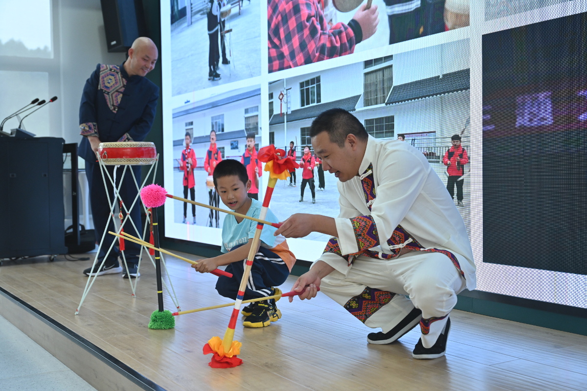 圖為開(kāi)班式上，縣政協(xié)委員、三棒鼓（國(guó)家級(jí)非遺項(xiàng)目）傳承人羅義杰給孩子教授連絞棒。 (1).JPG