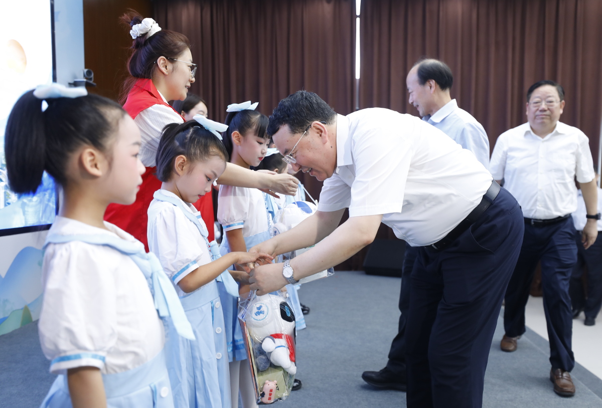 爾肯江?吐拉洪向?qū)W生代表贈送“女童保護”安全錦囊公益產(chǎn)品.jpg 爾肯江?吐拉洪向?qū)W生代表贈送“女童保護”安全錦囊公益產(chǎn)品.jpg