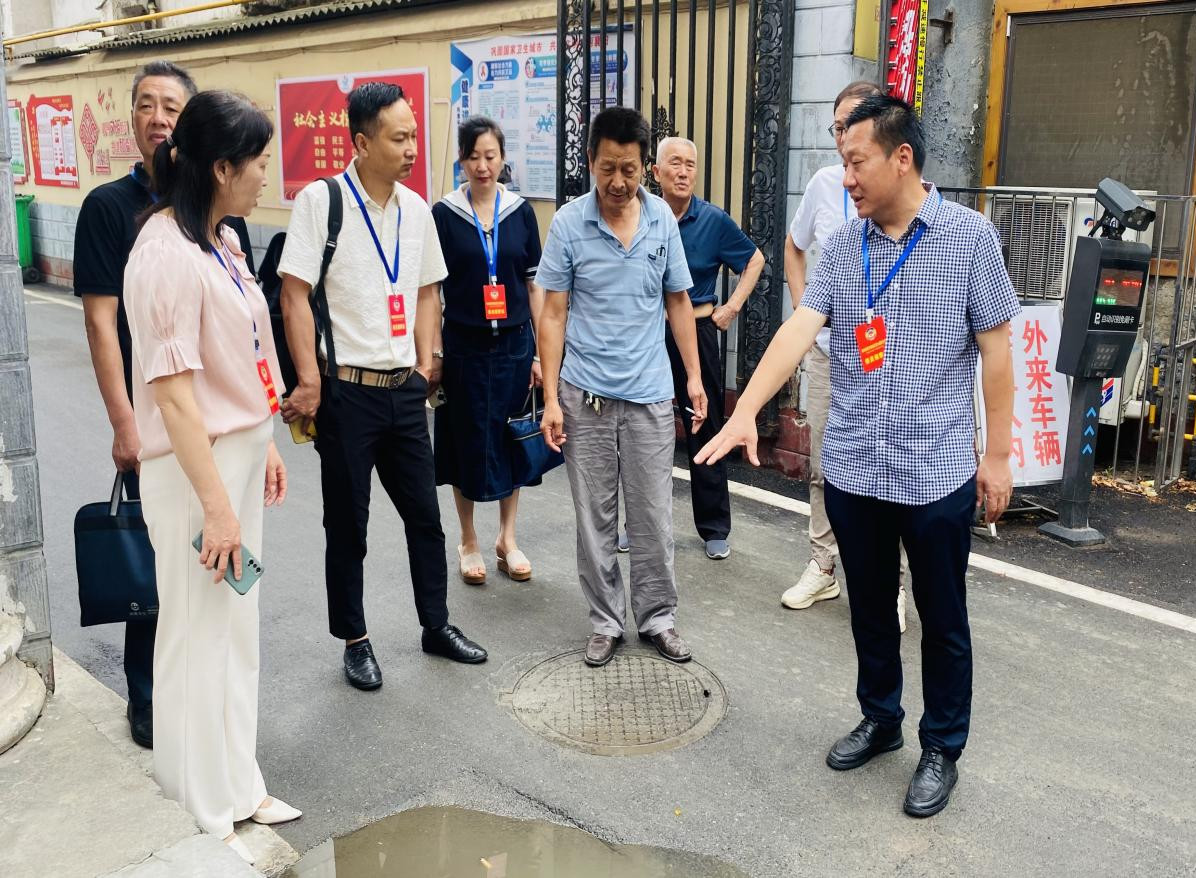 3.1政協(xié)委員調(diào)研了解小區(qū)下水管網(wǎng)問題 (1).jpg 3.1政協(xié)委員調(diào)研了解小區(qū)下水管網(wǎng)問題 (1).jpg