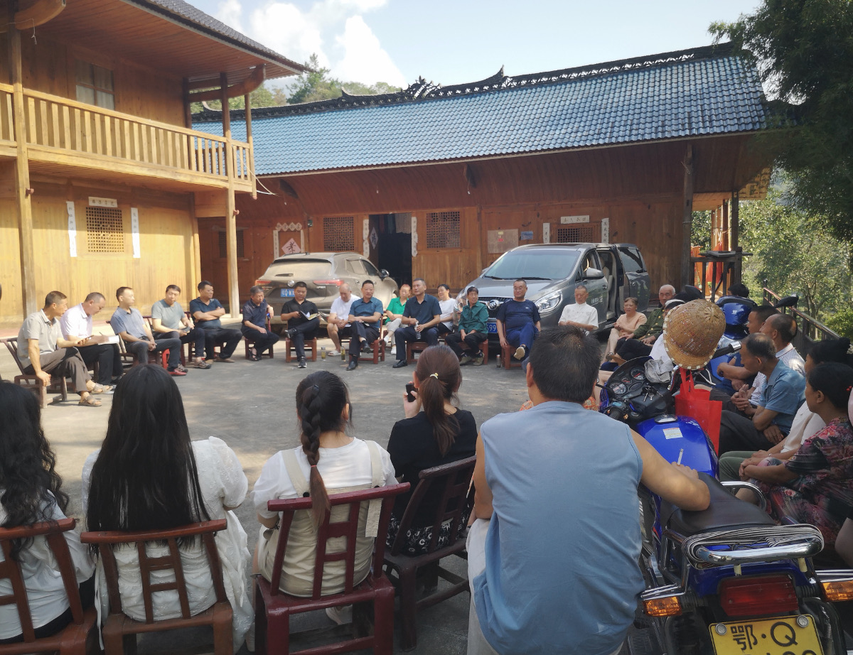 政協(xié)委員組織茶農(nóng)召開院壩協(xié)商會(huì).jpg 政協(xié)委員組織茶農(nóng)召開院壩協(xié)商會(huì).jpg