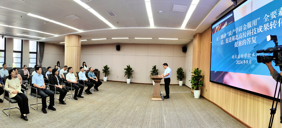 楊玉華聽(tīng)取提案承辦單位辦理情況介紹.jpg 楊玉華聽(tīng)取提案承辦單位辦理情況介紹.jpg