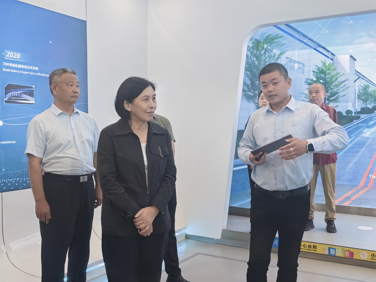 楊玉華在湖北隆中實(shí)驗(yàn)室調(diào)研.jpg 楊玉華在湖北隆中實(shí)驗(yàn)室調(diào)研.jpg