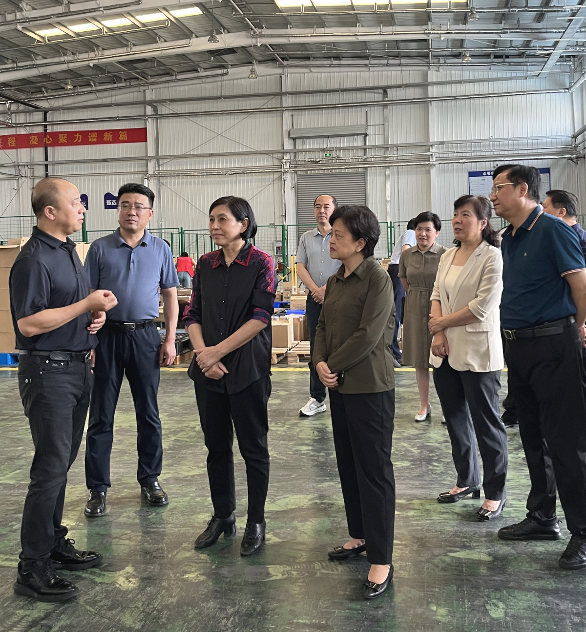 楊玉華一行在襄陽菜鳥跨境中心倉調研電商產業(yè)發(fā)展情況.jpg 楊玉華一行在襄陽菜鳥跨境中心倉調研電商產業(yè)發(fā)展情況.jpg