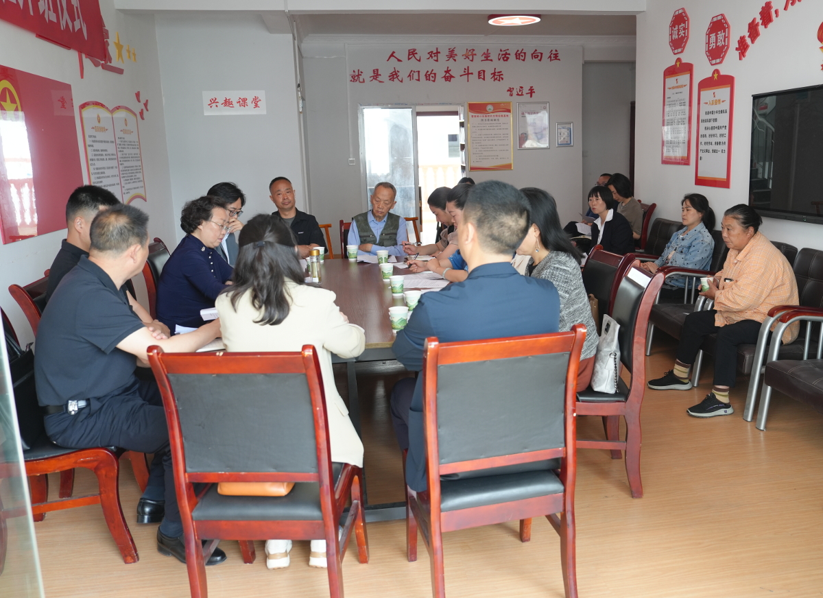 鶴峰縣政協(xié)在雷家?guī)X安置點召開院壩協(xié)商會.jpg 鶴峰縣政協(xié)在雷家?guī)X安置點召開院壩協(xié)商會.jpg