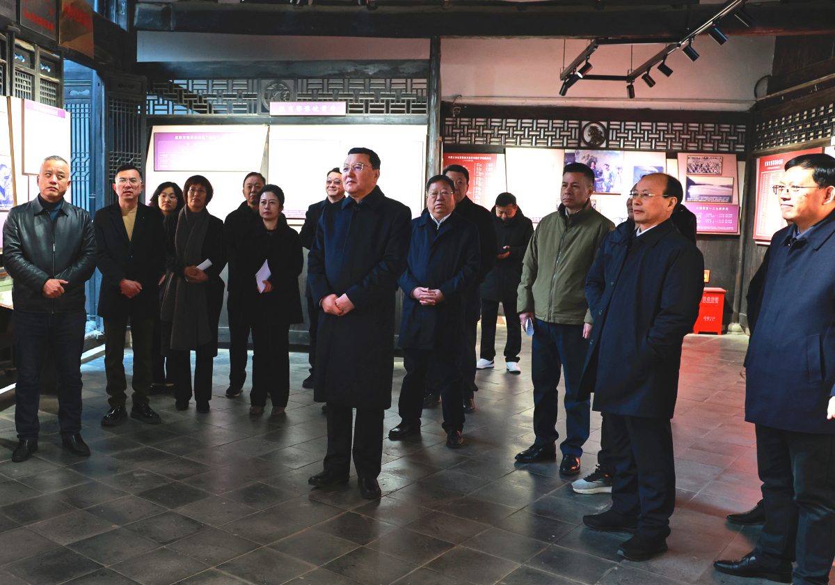 爾肯江·吐拉洪一行參觀長勝街紅四方面軍指揮部舊址.jpg 爾肯江·吐拉洪一行參觀長勝街紅四方面軍指揮部舊址.jpg