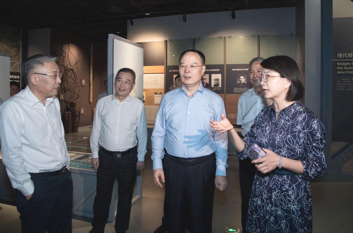 2025年9月11日，孫偉赴武漢市調研中鐵大橋局集團有限公司、橋梁智能與綠色建造全國重點實驗室。圖為孫偉在橋梁博物館調研。.jpg