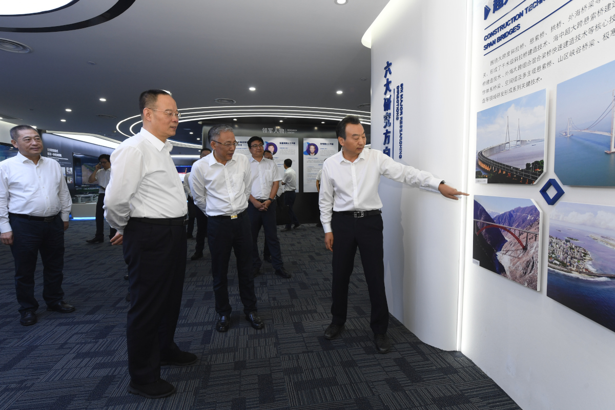 在中交第二航務(wù)工程局有限公司調(diào)研(徐付迪 攝).jpg 在中交第二航務(wù)工程局有限公司調(diào)研(徐付迪 攝).jpg