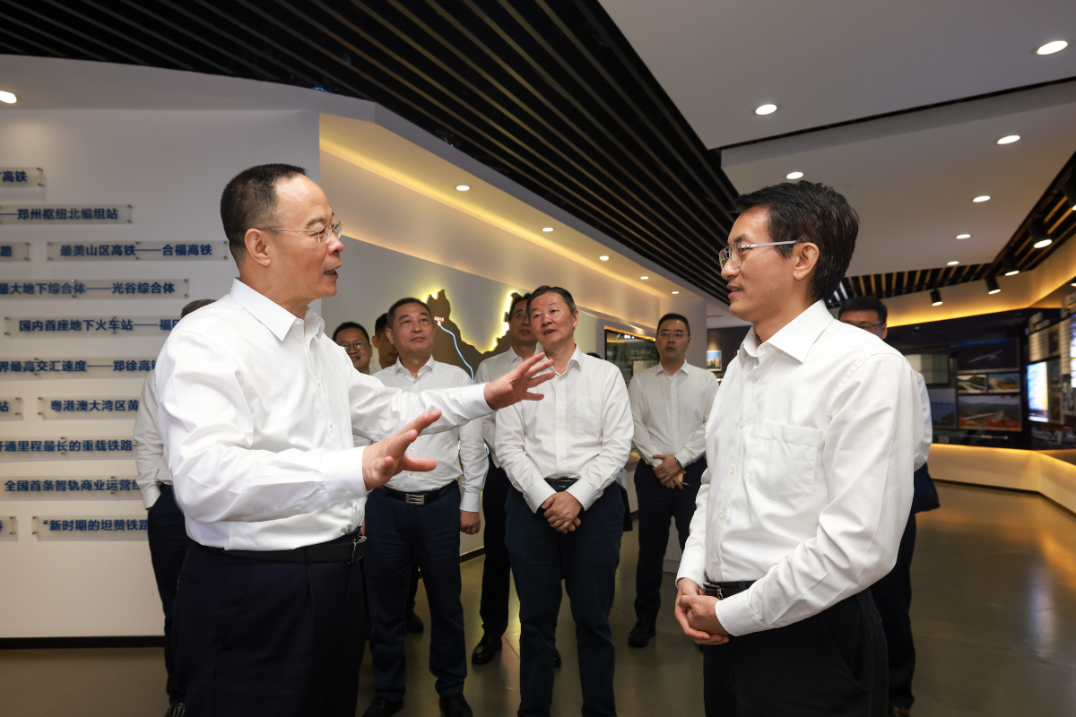 在中鐵第四勘察設(shè)計院集團(tuán)有限公司調(diào)研(歐巍 攝).jpg 在中鐵第四勘察設(shè)計院集團(tuán)有限公司調(diào)研(歐巍 攝).jpg