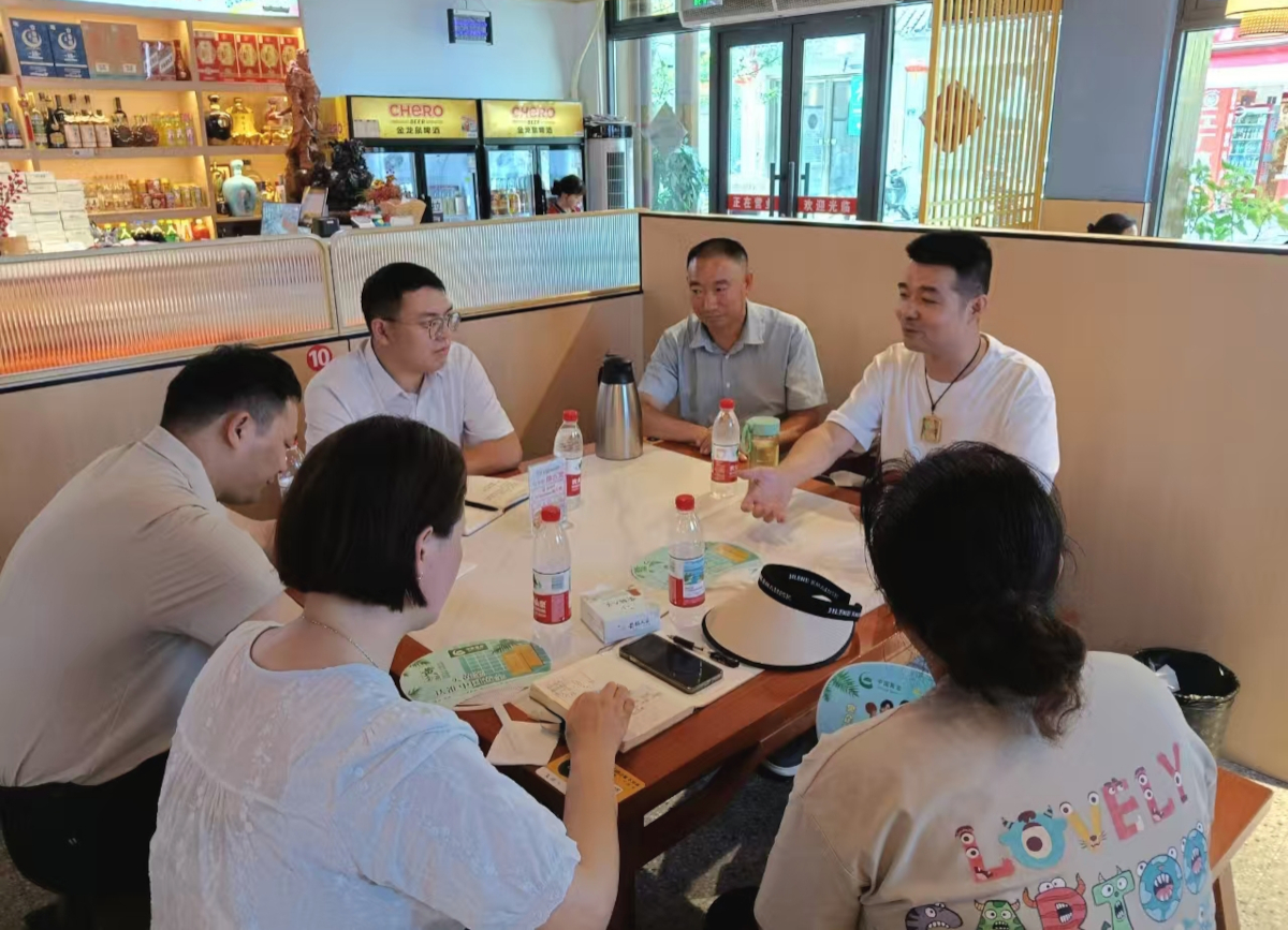 2025年7月16日，省政協(xié)機(jī)關(guān)年輕干部在戶部巷社區(qū)開展“民情體驗(yàn)日”活動(dòng)，深入了解餐飲實(shí)體運(yùn)營(yíng)基本情況。.jpg