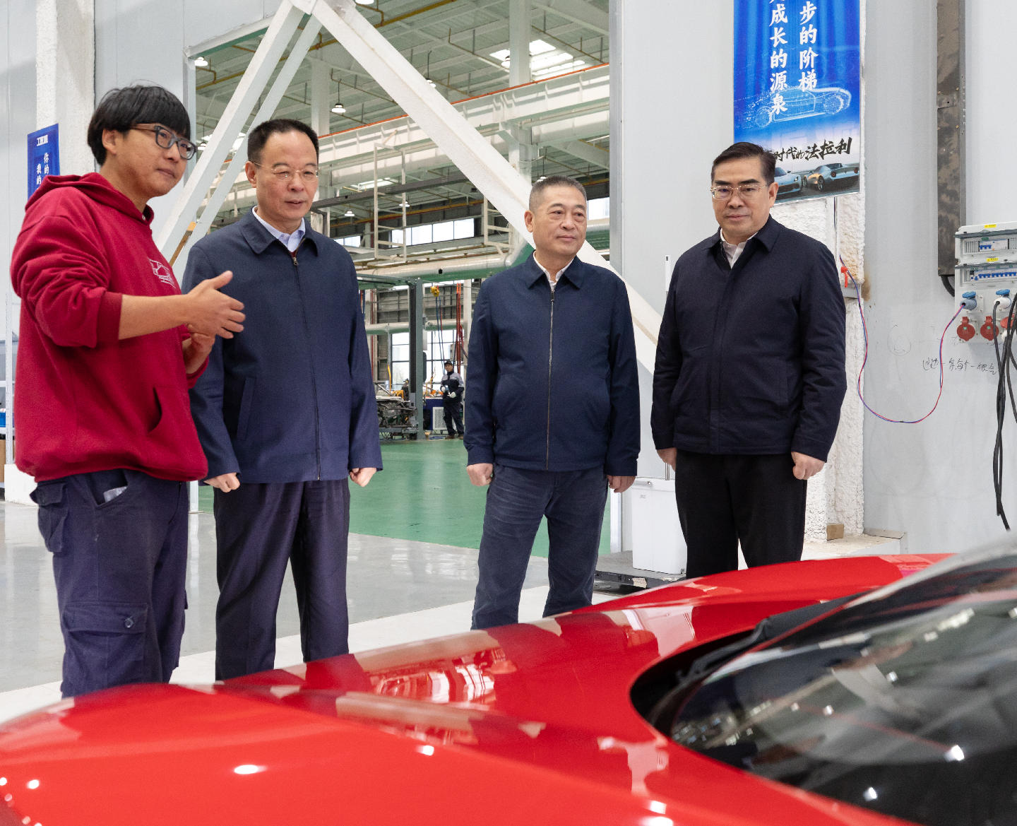 2025年10月21日，孫偉在湖北源派車業(yè)有限公司，調(diào)研新能源跑車生產(chǎn)情況.jpg
