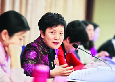 10 黃秋菊委員就居家養(yǎng)老作交流發(fā)言.jpg