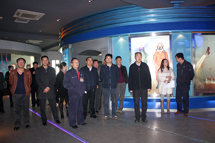 1 調(diào)研組實(shí)地視察企業(yè)科研院所.jpg