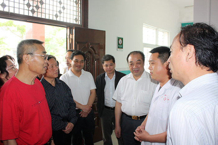 1 3省政協(xié)醫(yī)衛(wèi)界別委員與沉湖鎮(zhèn)新洲村衛(wèi)生室村醫(yī)交流.jpg