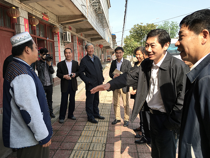 1 (2016年4月21日委工委陳緒群主任一行在襄陽南漳縣武安鎮(zhèn)看望縣政協(xié)委員.jpg