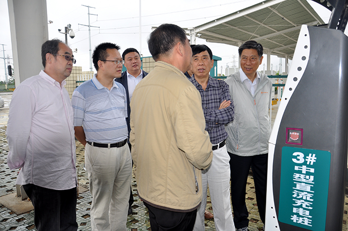 3委員實(shí)地考察襄陽市公交綠捷公司充電項(xiàng)目.JPG