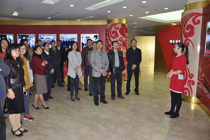 1 省政協(xié)機(jī)關(guān)干部職工參觀“湖北省政協(xié)成立65周年圖片展覽”.jpg