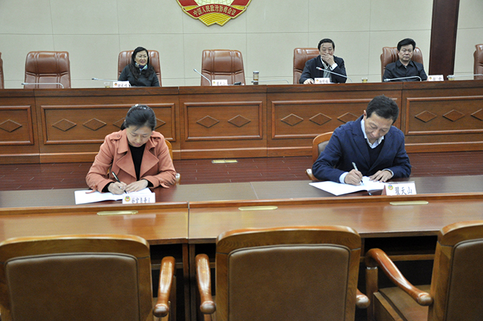 1 翟天山秘書長與處室負(fù)責(zé)人簽訂工作目標(biāo)管理責(zé)任書.jpg