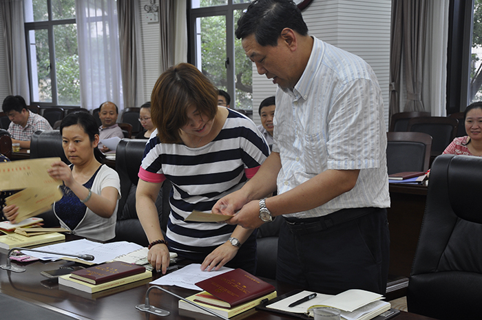 1 1支部黨員交納一個月黨費.jpg