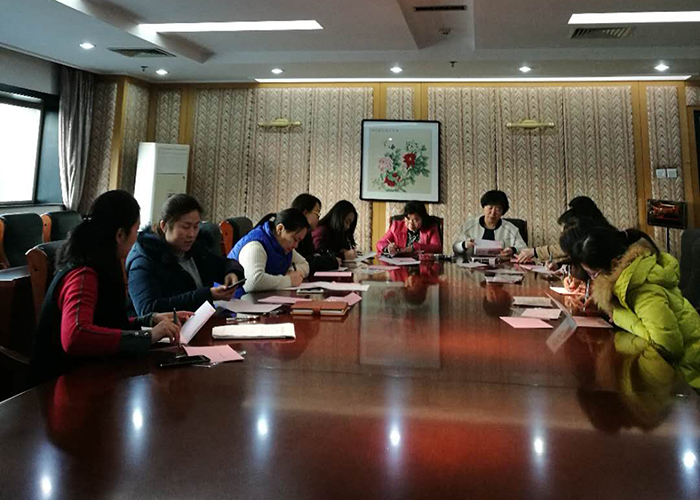 1 機關(guān)女同志精心撰寫愛心卡片.jpg