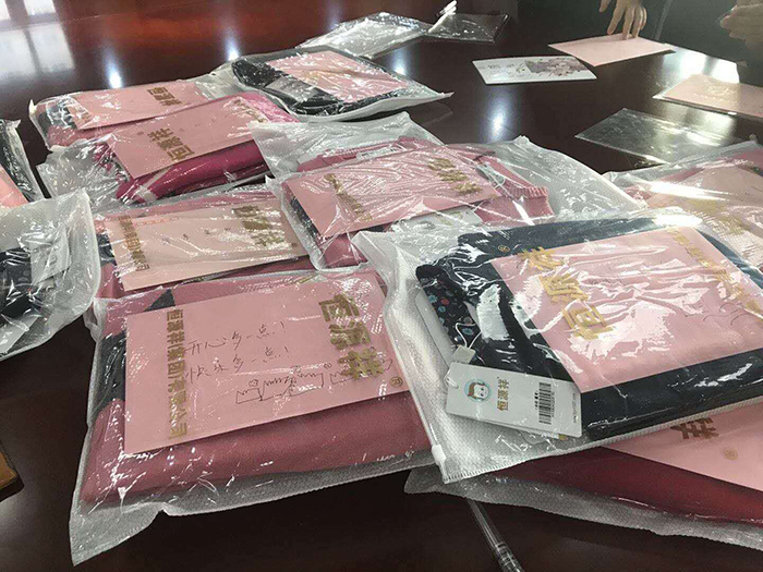 1 愛心卡片同毛衣一起捐贈給貧困兒童.jpg